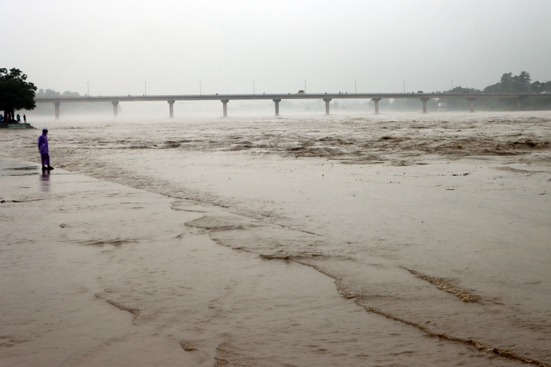 पानीको सतह बढेपछि गण्डक ब्यारेजका सबै ढोका खुला